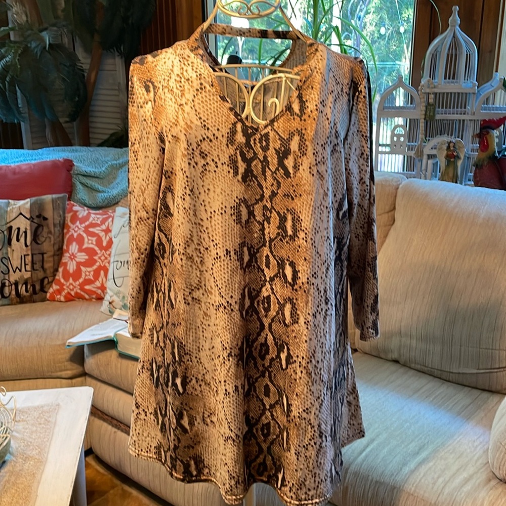 Southern Stitch Top very soft material. No sz tag measurements included in pics